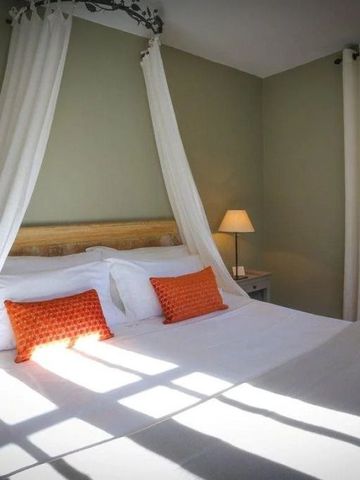 Zimmer mit Himmelbett und Sonnenlicht durchfluteten Fenstern