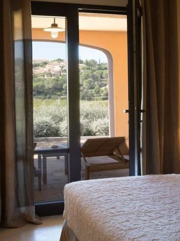 Schlafzimmer mit direktem Zugang zur Terrasse und malerischem Ausblick