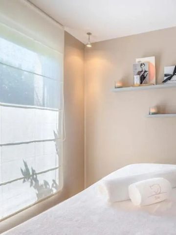 Heller Spa-Raum mit Massageliege und minimalistischer Dekoration