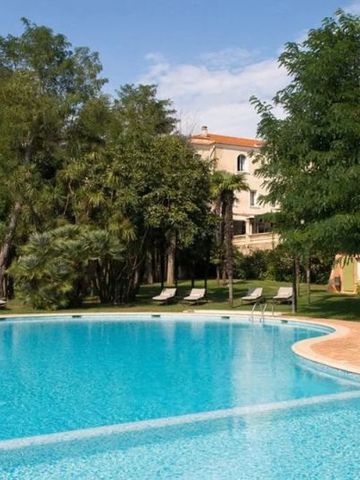 Pool, umgeben von Bäumen und grüner Landschaft im Freien