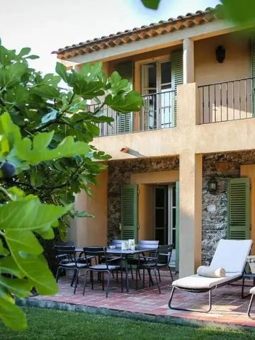 Charmante Terrasse einer Suite mit Pflanzen und Liegestühlen