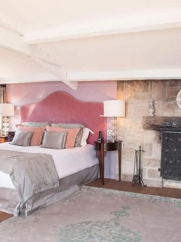 Luxuriöses Schlafzimmer mit antikem Kamin und stilvollen Möbeln im Château Eza Hotel