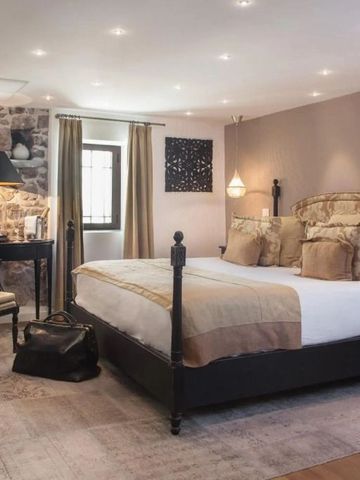 Gemütliches Hotelzimmer mit dekorativem Steinwand-Element und eleganter Beleuchtung