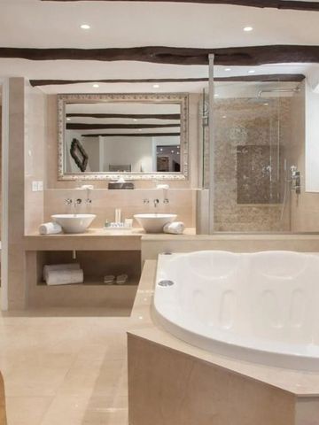 Luxuriöses Badezimmer mit freistehender Badewanne und doppeltem Waschbecken