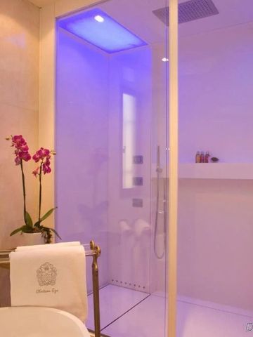 Helles modernes Badezimmer mit Glasdusche und Orchideen-Dekoration
