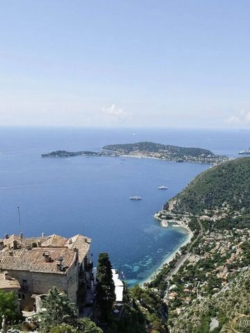 Atemberaubende Aussicht auf das Mittelmeer und umliegende Küstenlandschaft