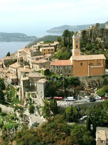Malerisches Bergdorf mit historischer Architektur und Meerblick