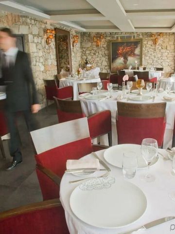 Elegantes Restaurant mit weißen Tischdecken und rotem Stuhlpolster