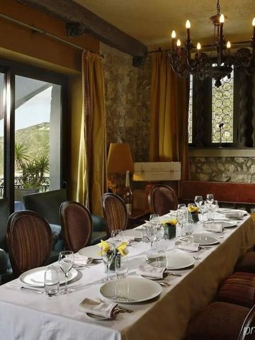 Eleganter Essbereich mit langem Tisch und Holzstühlen