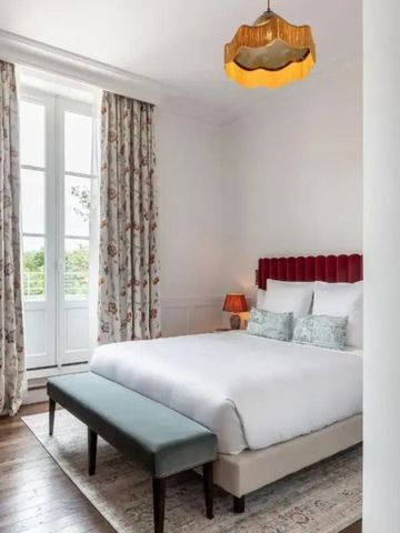 Helles Gästezimmer mit großen Fenstern und eleganter Einrichtung im Hotel