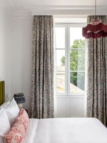 Gemütliches Zimmer mit Blick auf grüne Umgebung durch große Fenster