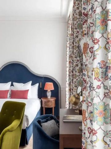 Elegantes und farbenfrohes Hotelzimmer mit modernem Dekor