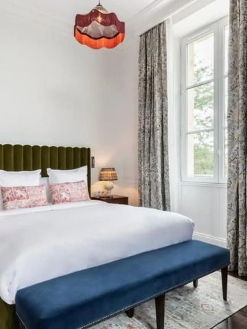 Helles Schlafzimmer mit großer Fensterfront, Doppelbett und exklusiver Einrichtung