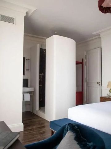 Hotelzimmer mit separatem Badezimmer und modernen Dekor-Einflüssen