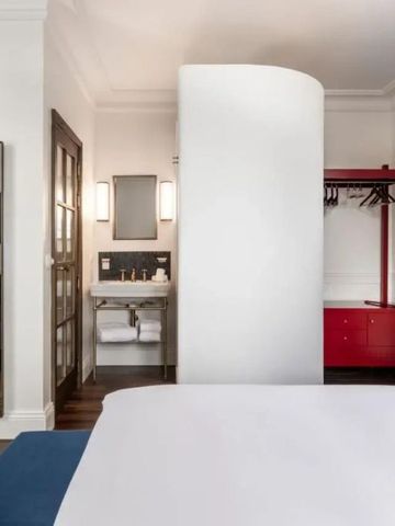 Elegantes Zimmerdekor mit Spiegel und moderner Einrichtung