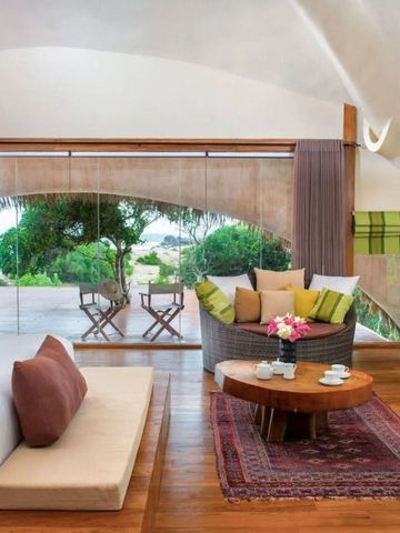 Geräumiges Hotelzimmer mit Blick auf Terrasse und Natur