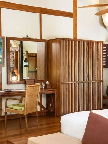 Holzmöbel und elegante Akzente in Hotelzimmer-Design