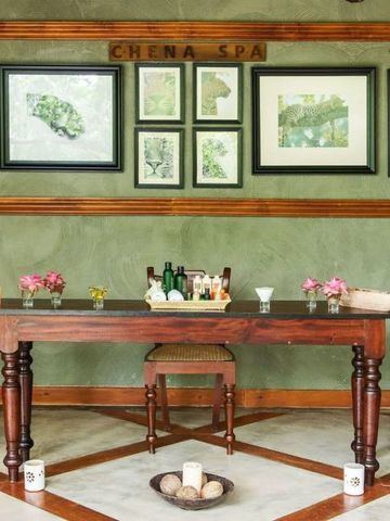 Spa-Bereich mit dekorativem Tisch und botanischen Akzenten