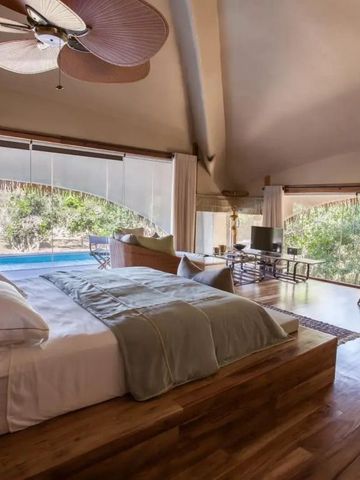 Luxuriöses Zimmer mit Holzboden und natürlichem Lichteinfall