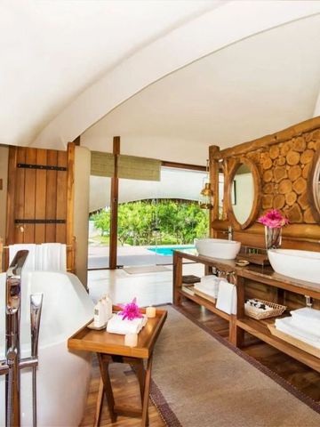 Exklusives Badezimmer mit freistehender Badewanne und natürlicher Holzeinrichtung