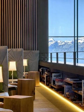 Leseecke mit Alpenblick und komfortablen Sesseln