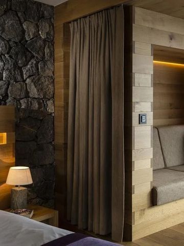 Hotelzimmer mit Holzwänden und gemütlicher Leseecke