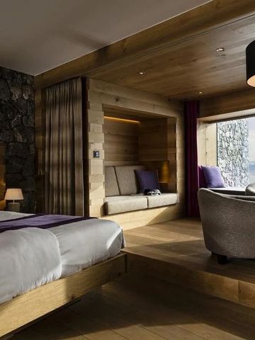 Hotelzimmer mit großem Bett und Panoramafenster