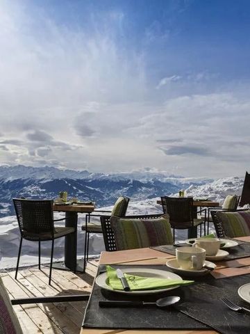 Terrasse im Freien mit gedeckten Tischen und Panoramablick auf die Alpen