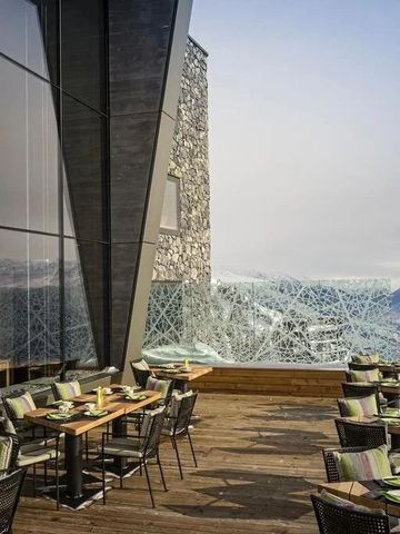 Terrasse des Hotels Chetzeron mit Panoramablick auf verschneite Berge