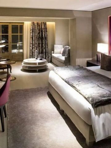 Luxuriöses Zimmer mit Kingsize-Bett und eleganter Einrichtung im Cheval Blanc Courchevel