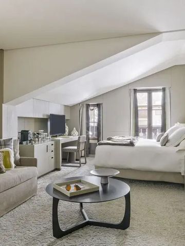 Heller Wohnbereich in der Dachgeschoss-Suite mit stilvollen Möbeln im Cheval Blanc Courchevel