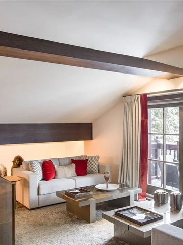 Elegantes Wohnzimmer in einer Hotelsuite mit großen Fenstern und modernen Möbeln