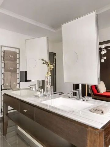 Luxuriöses Badezimmer mit Doppelwaschbecken und modernen Armaturen