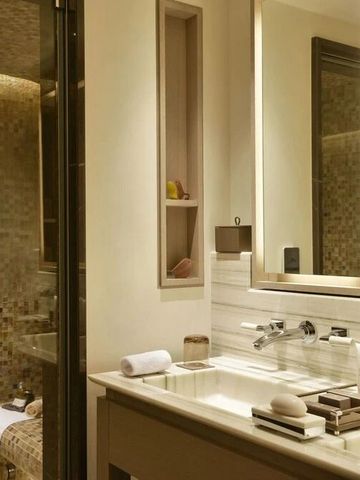 Modernes Badezimmer mit beleuchtetem Spiegel und eleganten Details