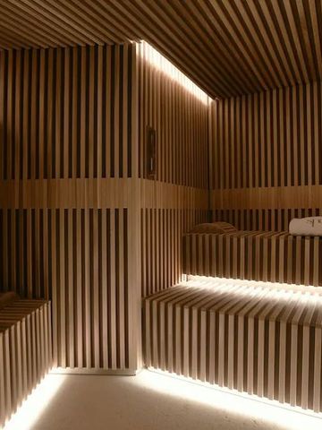 Sauna aus Holz mit subtiler Beleuchtung für eine entspannte Atmosphäre
