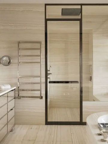 Modernes Badezimmer mit eleganter Einrichtung und großzügiger Glasdusche.