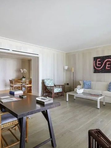 Helles Wohnzimmer mit stilvoller Einrichtung und moderner Kunst