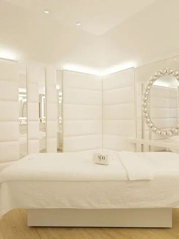 Luxuriöser Spa-Behandlungsraum mit elegantem Design und Spiegelwand
