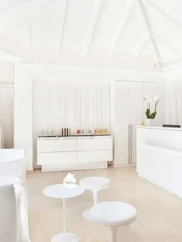 Helle und moderne Spa-Rezeption in minimalistischem Stil