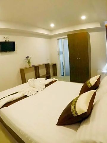 Komfortables Hotelzimmer mit minimalistischer Dekoration und zwei Kissen