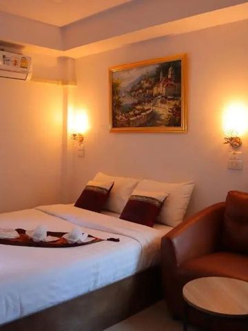 Gemütliches Doppelzimmer mit Wandgemälde und warmen Beleuchtungselementen