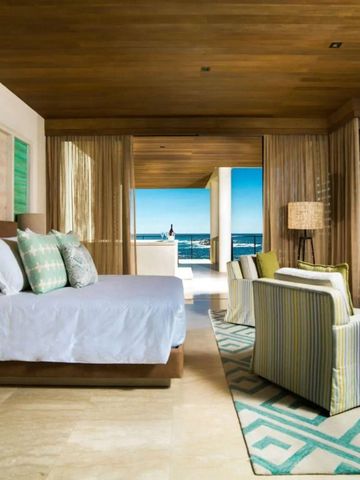 Modernes Schlafzimmer mit Meerblick und heller Einrichtung im Chileno Bay Resort