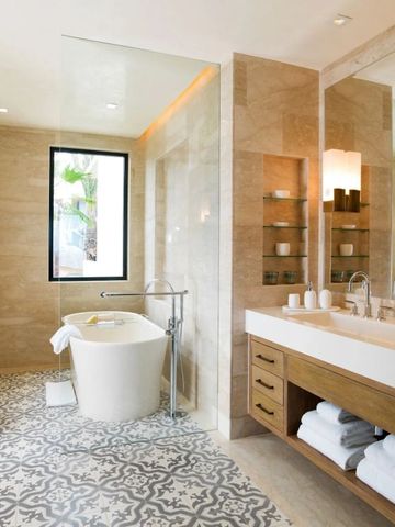 Luxuriöses Badezimmer mit freistehender Badewanne und dekorativen Fliesen