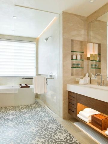 Helles Badezimmer mit großer Badewanne und dekorativen Fliesen