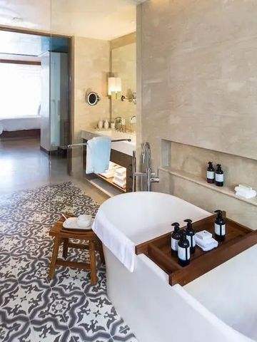 Elegantes Badezimmer mit freistehender Badewanne und stilvollem Dekor