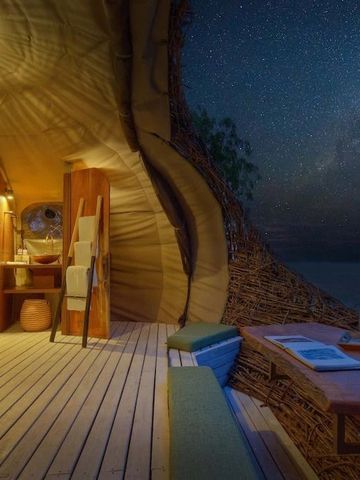 Luxuriöses Zeltinterieur mit nächtlichem Sternenhimmel