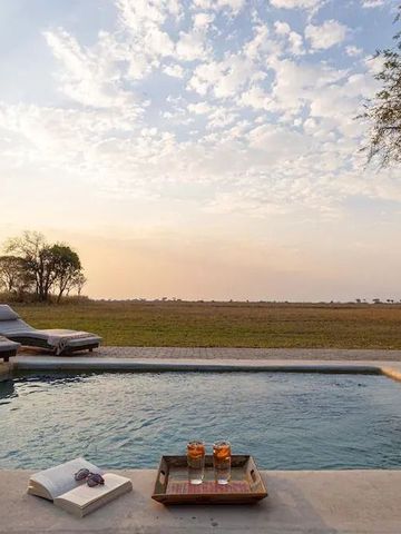 Privater Pool mit Aussicht auf die Savanne im Sonnenuntergang