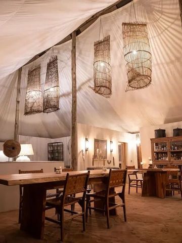 Eleganter Innenbereich mit hohen Decken und rustikalen Holzmöbeln