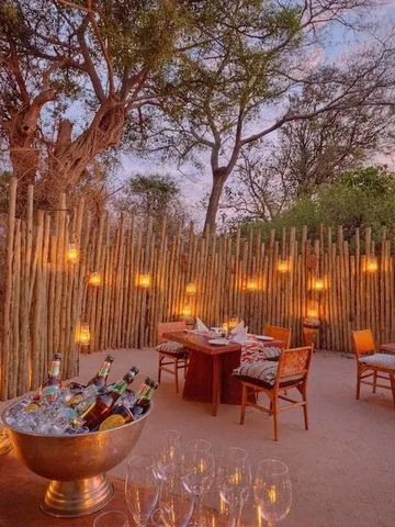 Stimmungsvolle Abendbeleuchtung im Raum mit rustikalem Zaun