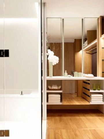 Modernes Badezimmer mit großzügigem Waschtisch und Spiegel